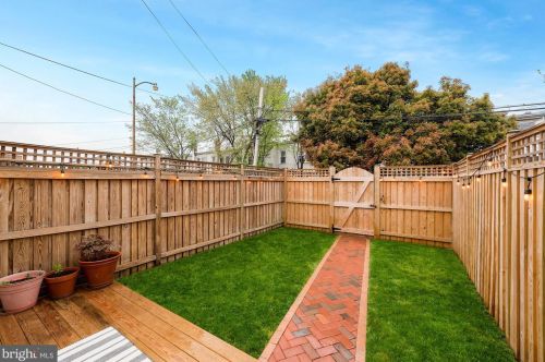 1425 Duncan St, Washington, DC 20002-5407