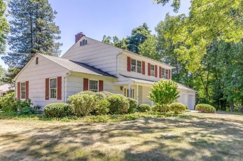 4 Robinhood Rd, Bedford Hills, NY 10507-1113