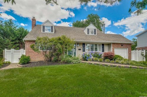 32 Carrington Dr, Elwood, NY 11731-3007