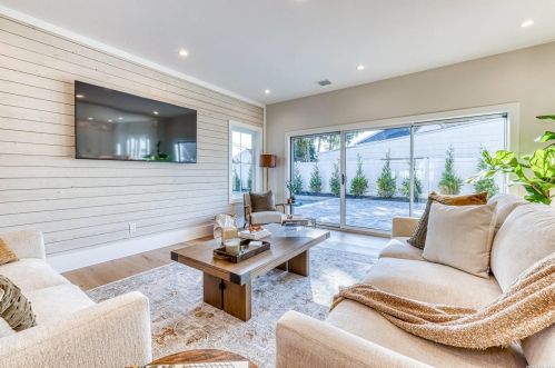 2 Hedge Ln, Westbury NY  11590-6523 exterior