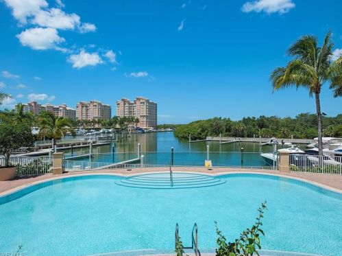 13665 Vanderbilt Dr, Naples FL 34110-6002 exterior