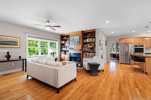 1 Reservoir Dr, Wallingford CT  06492-1862 exterior