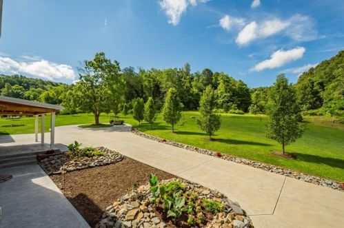 2100 Claridge Elliott Rd, Jeannette, PA 15644-4553