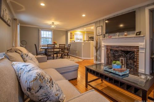 20 Taylor St, Windsor CT  06095-2434 exterior