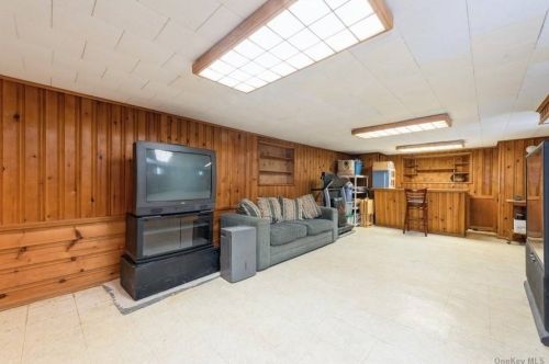 1049 Melissa Ln, North Bellmore NY  11710-1743 exterior