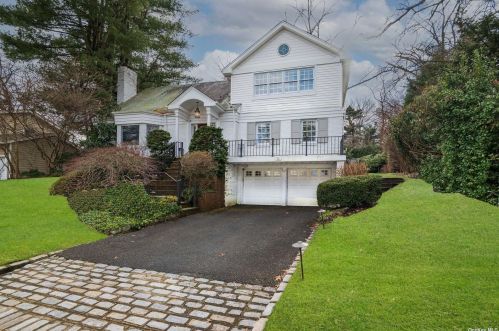 14 Surrey Rd, Great Neck, NY 11020-1728