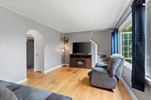 8630 Dakota St, Milwaukee, WI 53227-3724