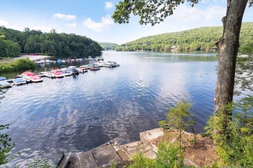 27 Bridge Rd, Upper Stepney CT  06468-2928 exterior