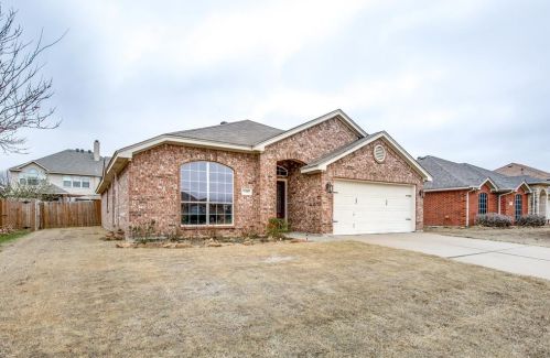 905 Chestnut Ave, Burleson TX  76028-7062 exterior