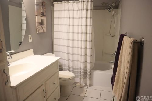 114 Cricket Ln, Woodbridge NJ  07095-1505 exterior