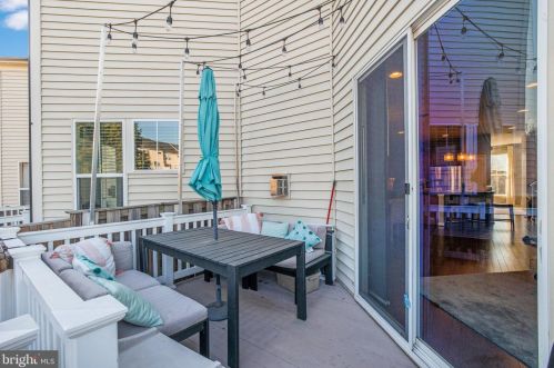 9193 Lake Preston Ct, Bristow VA  20136-6170 exterior