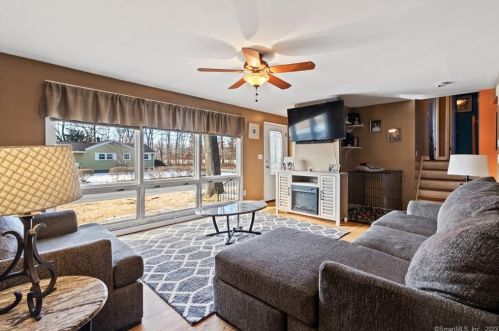 1 Woodland Ave, North Haven, CT 06473-1942