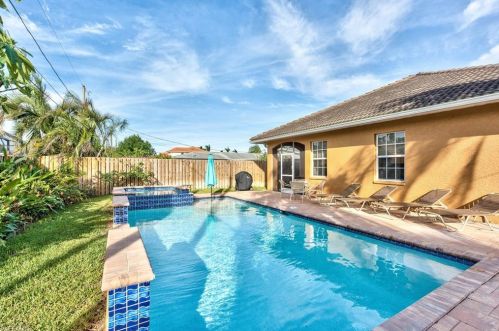 608 110th Ave, Naples FL  34108-1818 exterior