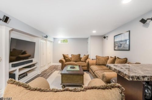 3 Hillside Dr, Clinton NJ 08809-1244 exterior