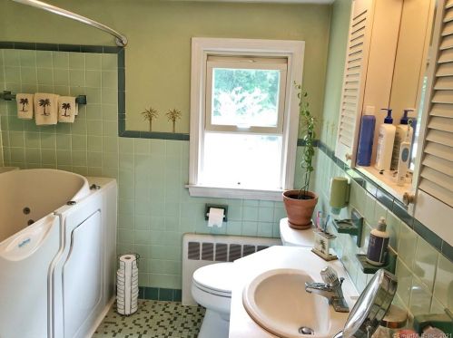 3 Hiram Ln, Bloomfield CT  06002-1224 exterior