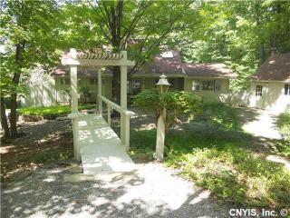 7393 Silverwood Dr, Manlius, NY 13104-1407