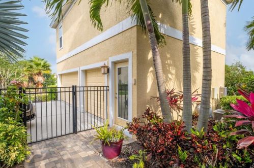 7308 Milestone Dr, Ruskin FL  33572-1740 exterior