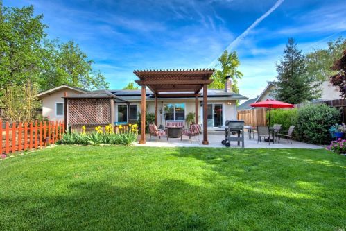 1000 Woodridge Dr, Vacaville CA  95687-6440 exterior