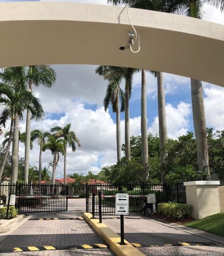 13951 100th Ln, Miami, FL 33186-6871