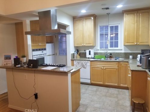 8154 Wakefield Ave, Van Nuys, CA 91402-5329