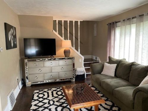 714 Jefferson Ave, Jeannette, PA 15644-2709