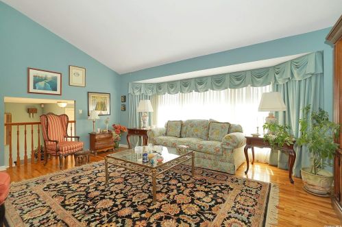 122 Gail Ct, Elwood, NY 11731-3823