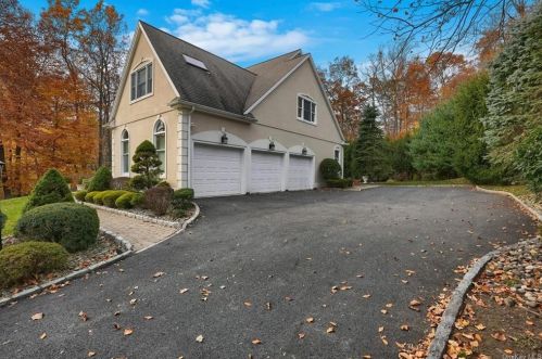 58 Londonderry Ln, Somers Town, NY 10589-2904