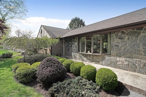 1494 Country Club Rd, Middletown, CT 06457-2367