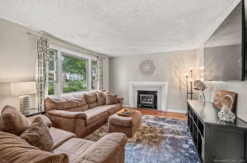 17 Sunnyside Cir, Windsor, CT 06095-3254