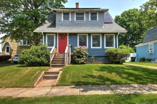 82 Fairview St, Milford, CT 06460-4128