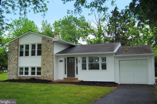 2065 Geoffrey Dr, Willow Grove PA  19090-2217 exterior