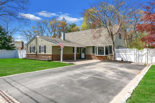1133 Dorothy St, Holbrook, NY 11741-2943