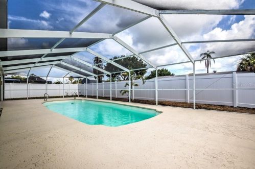 541 Flame Tree Dr, Ruskin, FL 33572-2515