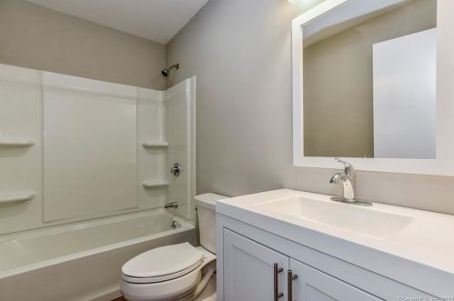 3 Marlin Dr, Waterford CT  06385-2605 exterior