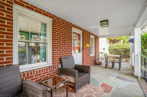 687 Centre St, Nutley, NJ 07110-2042