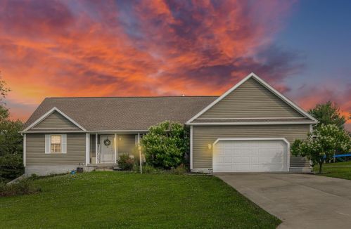 5400 Pine Valley Dr, Zanesville, OH 43701-6822