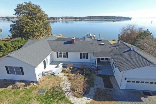 331 King Carter Ln, Weems, VA 22576-2658