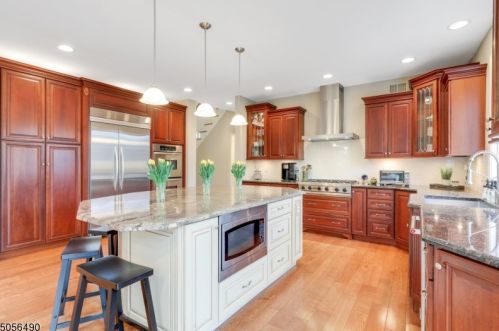 31 Castle Ct, Dover NJ  07869-2024 exterior