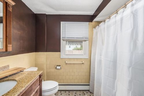 70 Massachusetts Ave, Cumberland RI  02864-5729 exterior