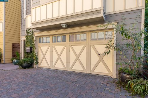 1093 60th St, Oakland, CA 94608-2332