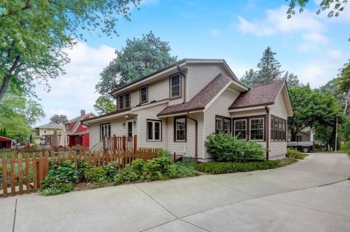 653 Washington St, Oconomowoc, WI 53066-3107