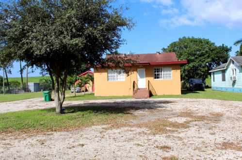 1077 Main St, Pahokee, FL 33476-1307