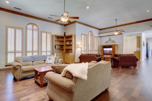 1305 Oak Dr, Lewisville TX  75028-3604 exterior