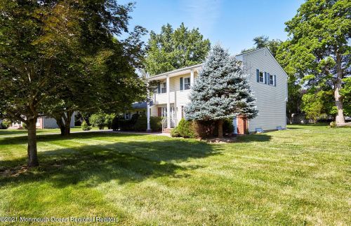 39 Parkside Ave, East Freehold, NJ 07728-1527