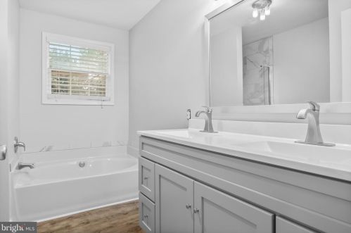 17 Hillside Ln, Berlin Boro NJ  08009-1703 exterior