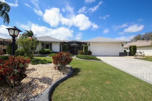 2012 View Dr, Ruskin, FL 33573-5184
