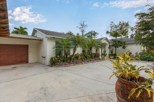 770 Logan Blvd, Naples FL 34116-3909 exterior