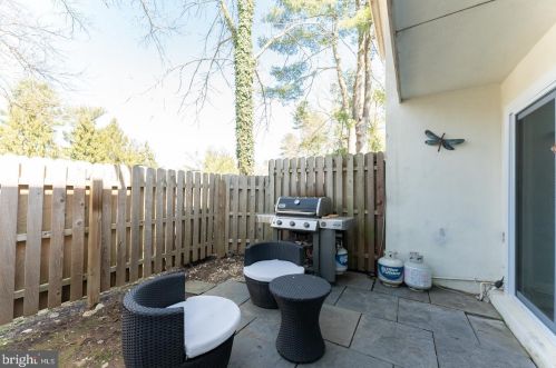 281 Chelsea Cir, Newtown Square PA  19073-2104 exterior