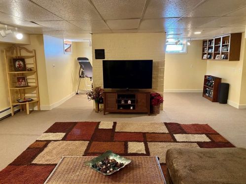 7 Harvey Rd, Londonderry NH  03053-7412 exterior