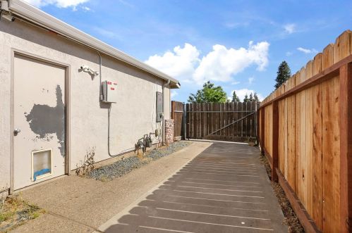 696 Tahoe St, Manteca CA  95337-6853 exterior